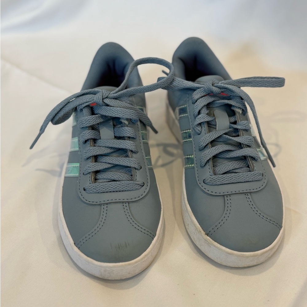Adidas Court Blue Sneakers with Classic Design and White Midsole
